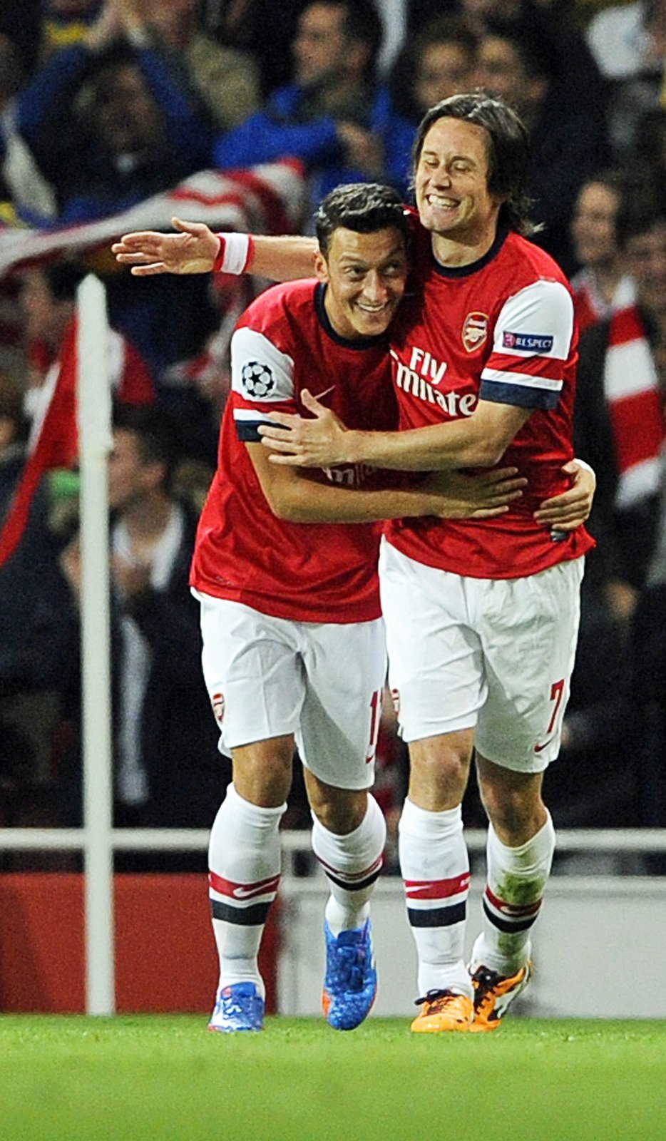 2013: Tomáš Rosický při angažmá v Arsenalu se spoluhráčem Mesutem özilem