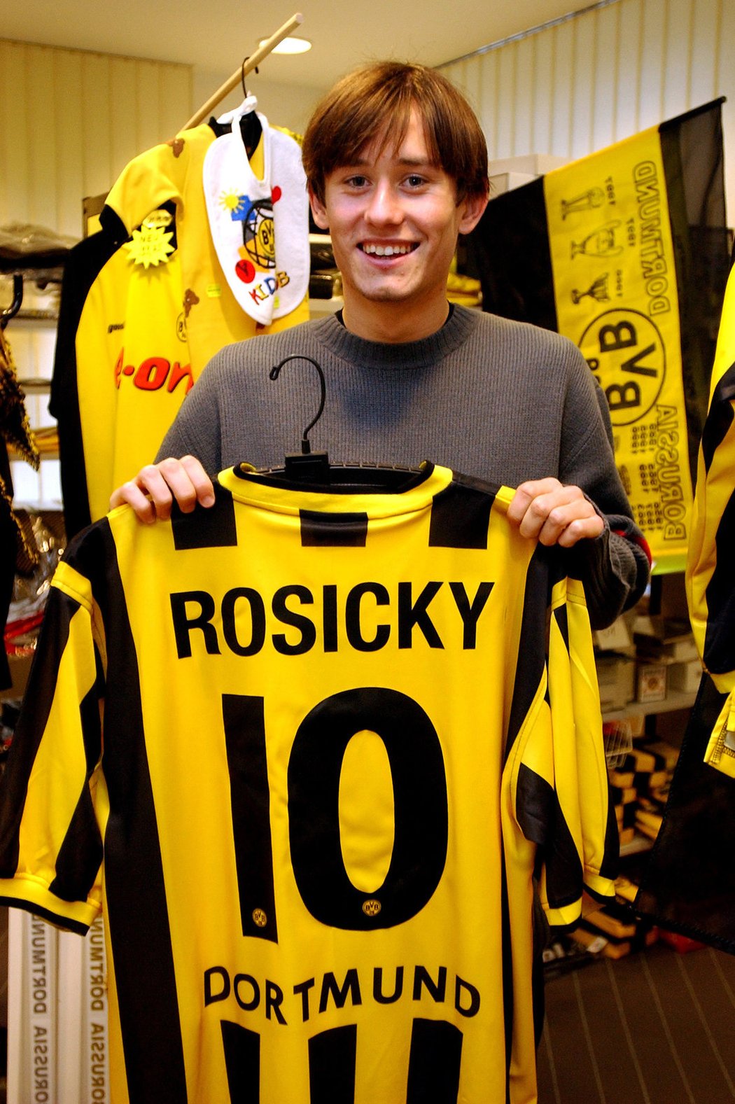 Rok 2001: Tomáš Rosický po přestupu do Borussie Dortmund, kam se vydal za půl miliardy. Částku vyinkasovala pražská Sparta.