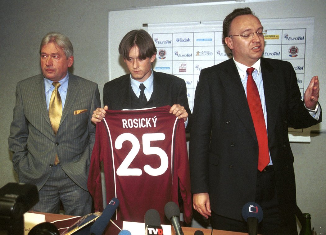 Rok 2001: Tomáš Rosický naposledy pózuje s dresem Sparty a vydává se do Dortmundu. Vlevo jeho agent Pavel Paska, vpravo bývalý šéf Sparty Vlastimil Košťál.