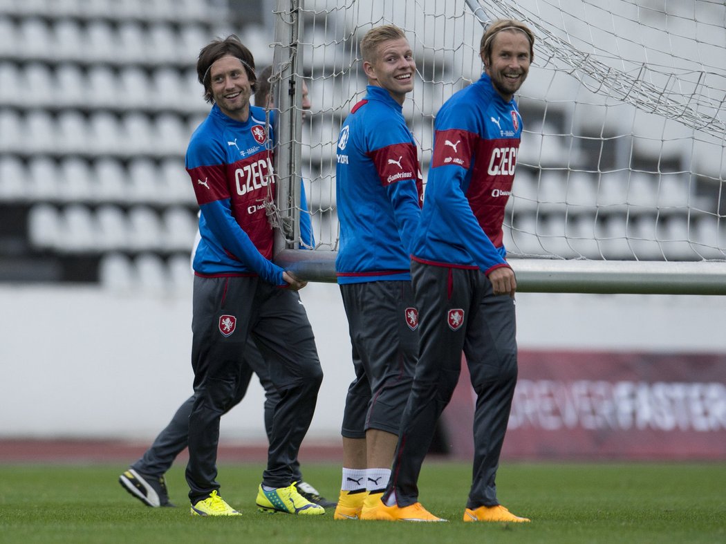 Zleva Tomáš Rosický, Matěj Vydra a Jaroslav Plašil nesou branku na tréninku, ke kterému se česká fotbalová reprezentace sešla 6. října v Praze před kvalifikačním dvojzápasem v Turecku a v Kazachstánu.