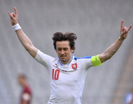 Kapitán české reprezentace Tomáš Rosický slaví gól do sítě Ruska