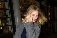 Modelka Rosie Huntington-Whiteley vypadá skvěle i bez make-upu