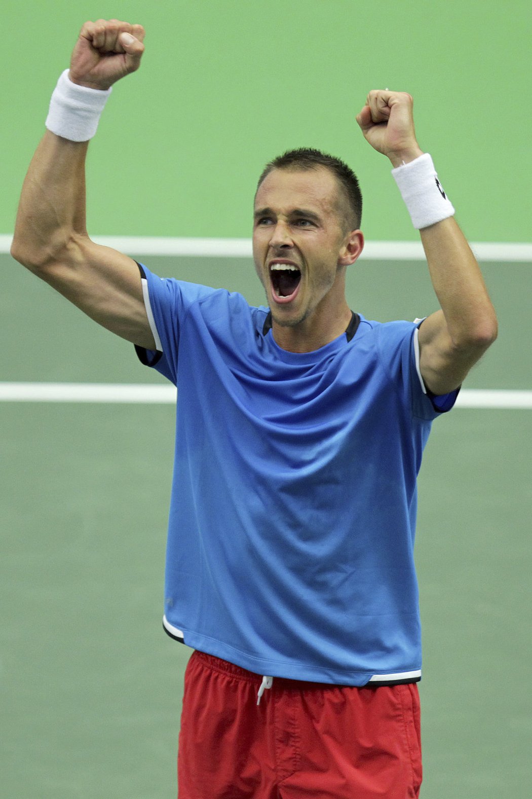 Lukáš Rosol v první dvouhře Davis Cupu odvrátil dva mečboly a porazil Jo-Wilfrieda Tsongu 3:2 na sety