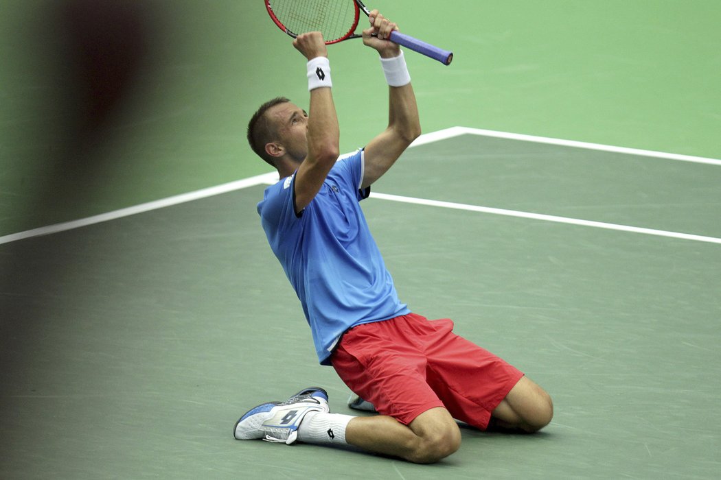 Lukáš Rosol v první dvouhře Davis Cupu odvrátil dva mečboly a porazil Jo-Wilfrieda Tsongu 3:2 na sety