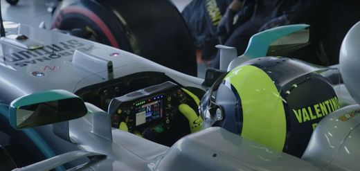 Rossi si vyměnil stroj s Lewisem Hamiltonem. Rossi si vyměnil stroj s Lewisem Hamiltonem.