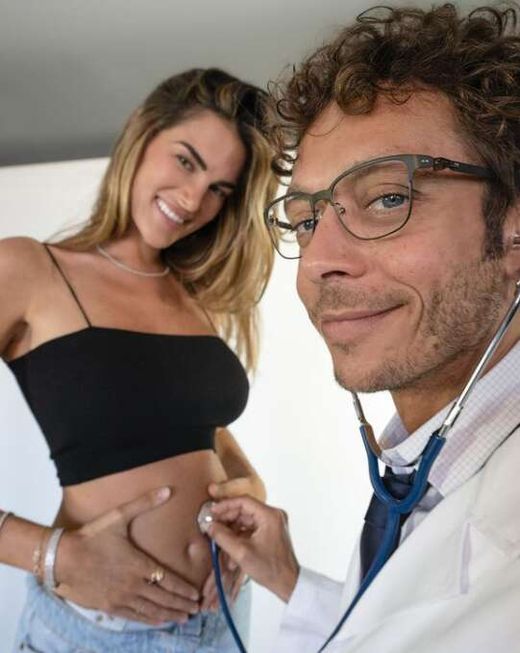 Rossi se svou přítelkyní čeká první dítě. Oznámení pojal originálně... Rossi se svou přítelkyní čeká první dítě. Oznámení pojal originálně...