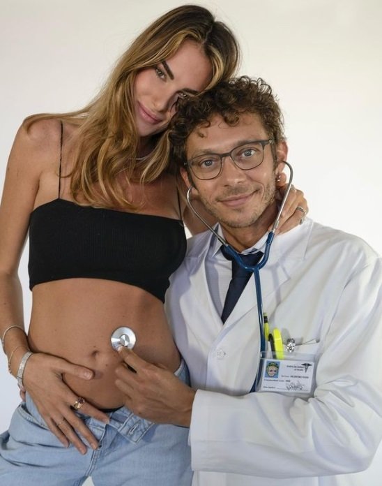 Rossi se svou přítelkyní čeká první dítě. Oznámení pojal originálně...