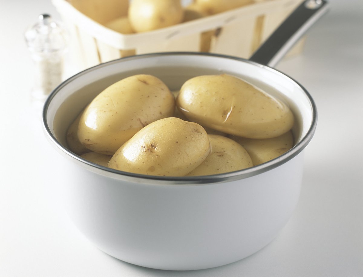 Brambory musejí být vařené ve slupce a vodu nesmíte osolit. Po vyjmutí brambor a vychladnutí získáte zálivku na květiny, která je měkká a bohatá na škrob a další cenné látky.