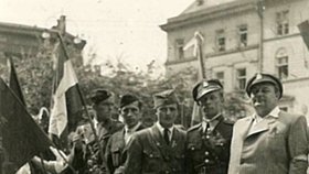 Bedřich Hodulík vyznamenaný po válce v Olomouci za to jak bojoval při osvobozování.