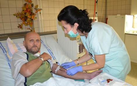 Rostislav Juřička dojíždí do dialyzačního střediska třikrát týdně. Zatímco většina pacientů v Česku podstoupí do dvou let transplantaci, on nemůže a drží rekord v počtu dialýz.