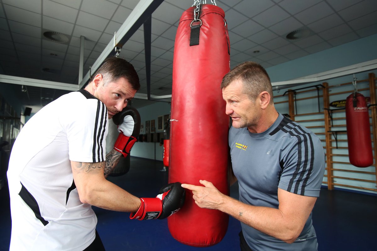 10:00 - Dopoledne trénuje s klienty v pražském fitness BBC, kde se pod jeho vedením potily již mnohé celebrity. Nedělní Aha! zastihlo u boxovacího pytle herce a moderátora Petra Vágnera. „Petr není špatný, ale až praxe ukáže, co se naučil. Říkám mu proto, ať maká, aby mi neudělal ostudu,“ komentuje hercovo snažení trenér.