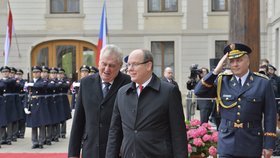Šéf vojenské kanceláře na Hradě Rostislav Pilc (vpravo) během návštěvy monackého knížete Alberta II. v Praze