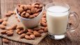 Rostlinné mléko (ilustrační foto), může být z olejů obilovin či ořechů.