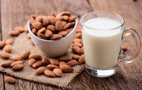Rostlinná mléka: Jsou skutečně zdravější a vhodnější na hubnutí? 