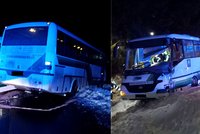 V Rotavě se na namrzlé silnici srazily dva autobusy: Jeden řidič se zranil