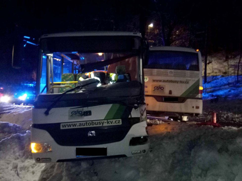 Srážka dvou autobusů v Rotavě.