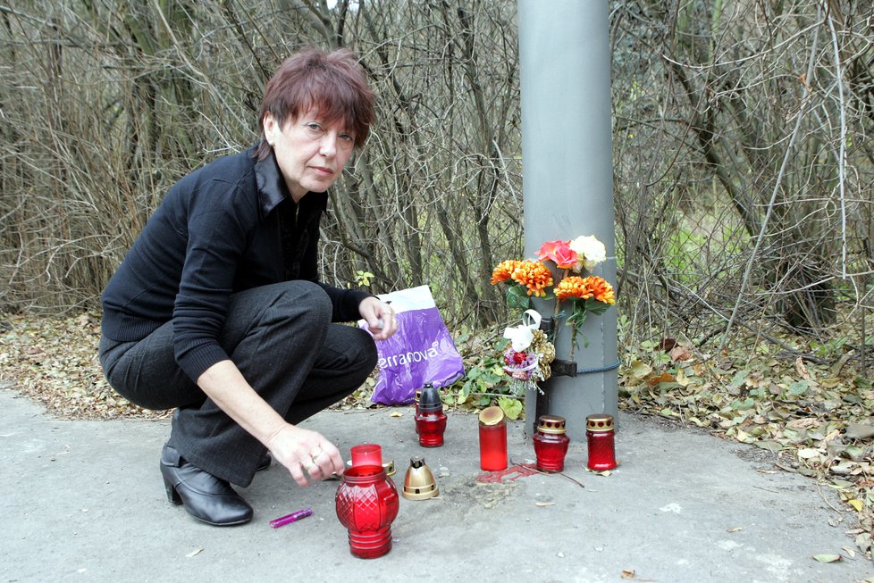 Paní Rotreklová poblíž místa, kde se nehoda stala, dává stále květiny a svíčky