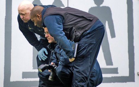 Policisté hledají stopy před galerií.