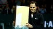 Roger Federer v Rotterdamu s trofejí pro nejstarší světovou jedničku