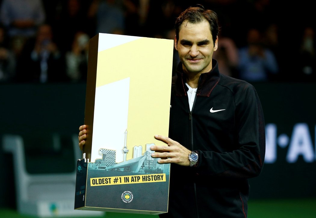 Roger Federer v Rotterdamu s trofejí pro nejstarší světovou jedničku