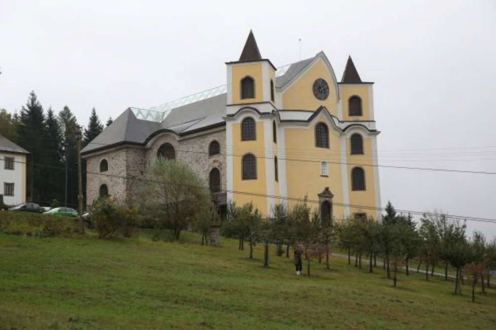 Rottrová si Milana Říhu vzala v kostele v Neratově.