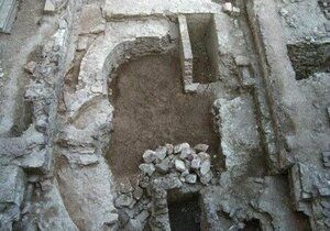 Odkryté základy rotundy ve Starobrněnském klášteře obestavěné zdivem mladších fází kostela Panny Marie.