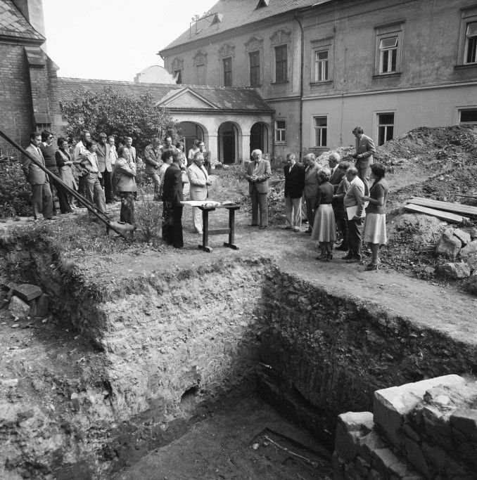 Archeologická komise na výzkumu v klášteře v roce 1979. V té době se teorie o velkomoravském stáří rotundy na Starém Brně vážně diskutovala.