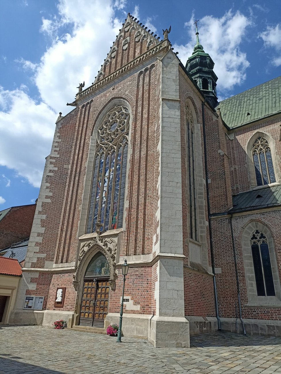 Pohled na augustiniánský areál v popředí s bazilikou Nanebevzetí Panny Marie, ve které je pohřbena česká královna Eliška Rejčka.