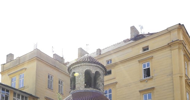 Nenápadná románská rotunda se nachází v obytné zástavbě Starého Města.  Nalezli byste ji v ulici Karoliny Světlé, která kdysi byla jednou z nejdůležitějších obchodních cest v Praze.