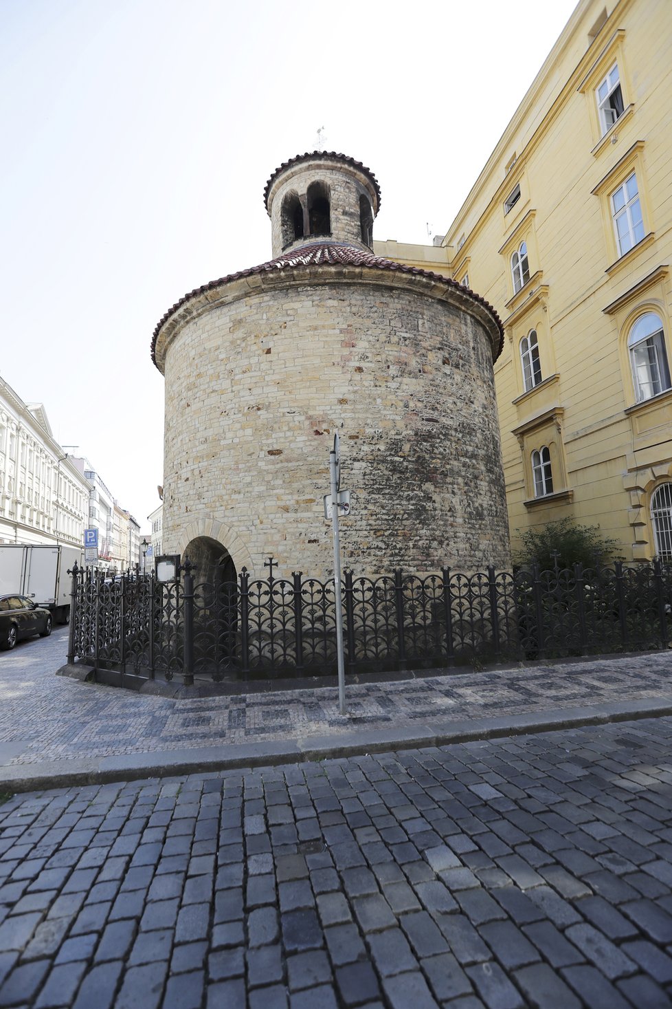 Nenápadná románská rotunda se nachází v obytné zástavbě Starého Města. O kousek dál je i pivnice U rotundy.