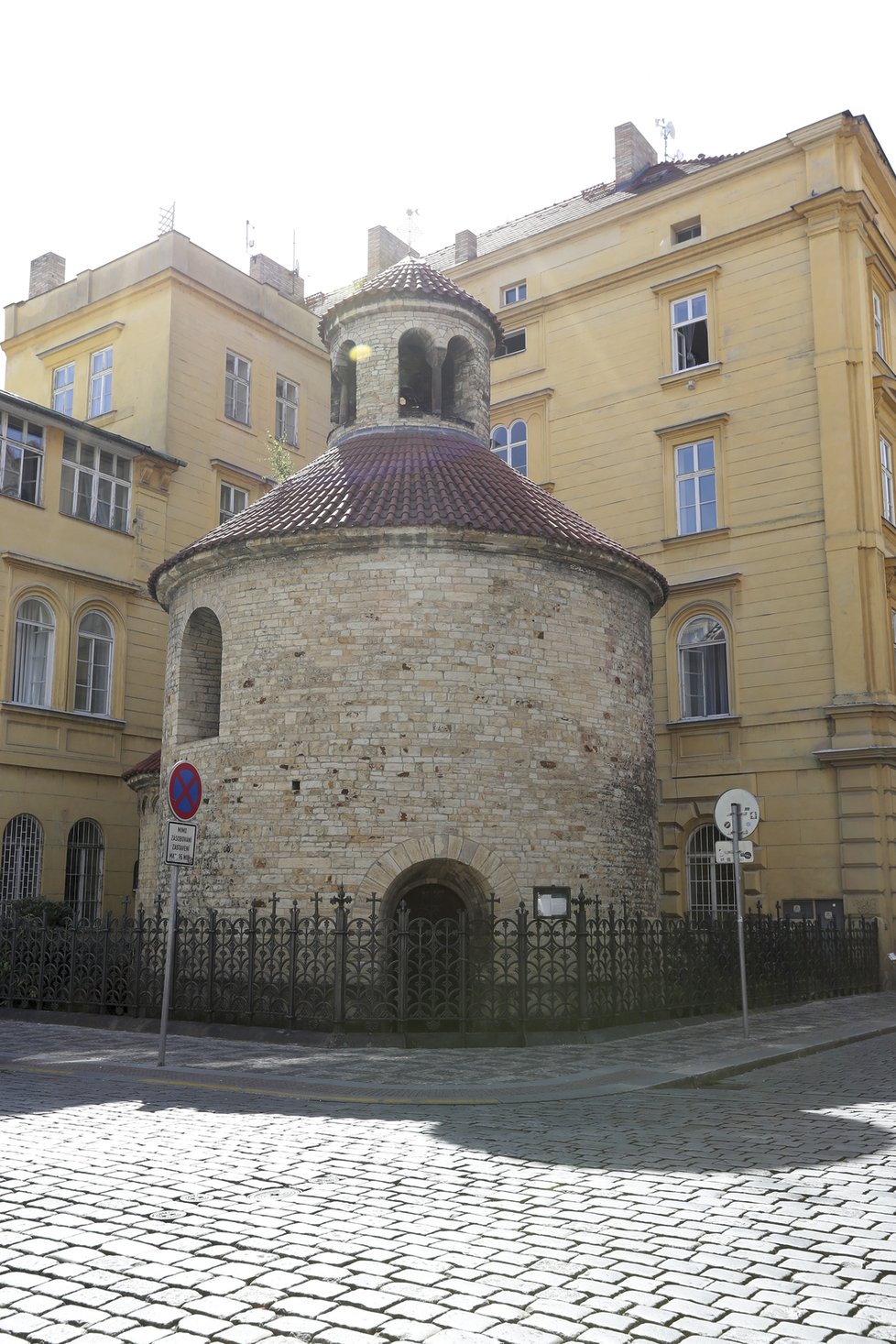 Nenápadná románská rotunda se nachází v obytné zástavbě Starého Města. O kousek dál je i pivnice U rotundy.