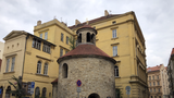 Smutný pohled na zanedbanou rotundu v centru Prahy: Z její střechy vyrůstá strom! Město slíbilo, že ji opraví