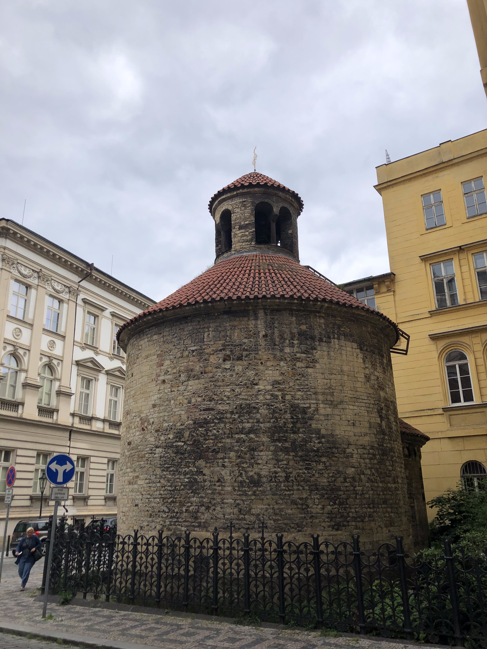 Na střeše rotundy roste strom a mech