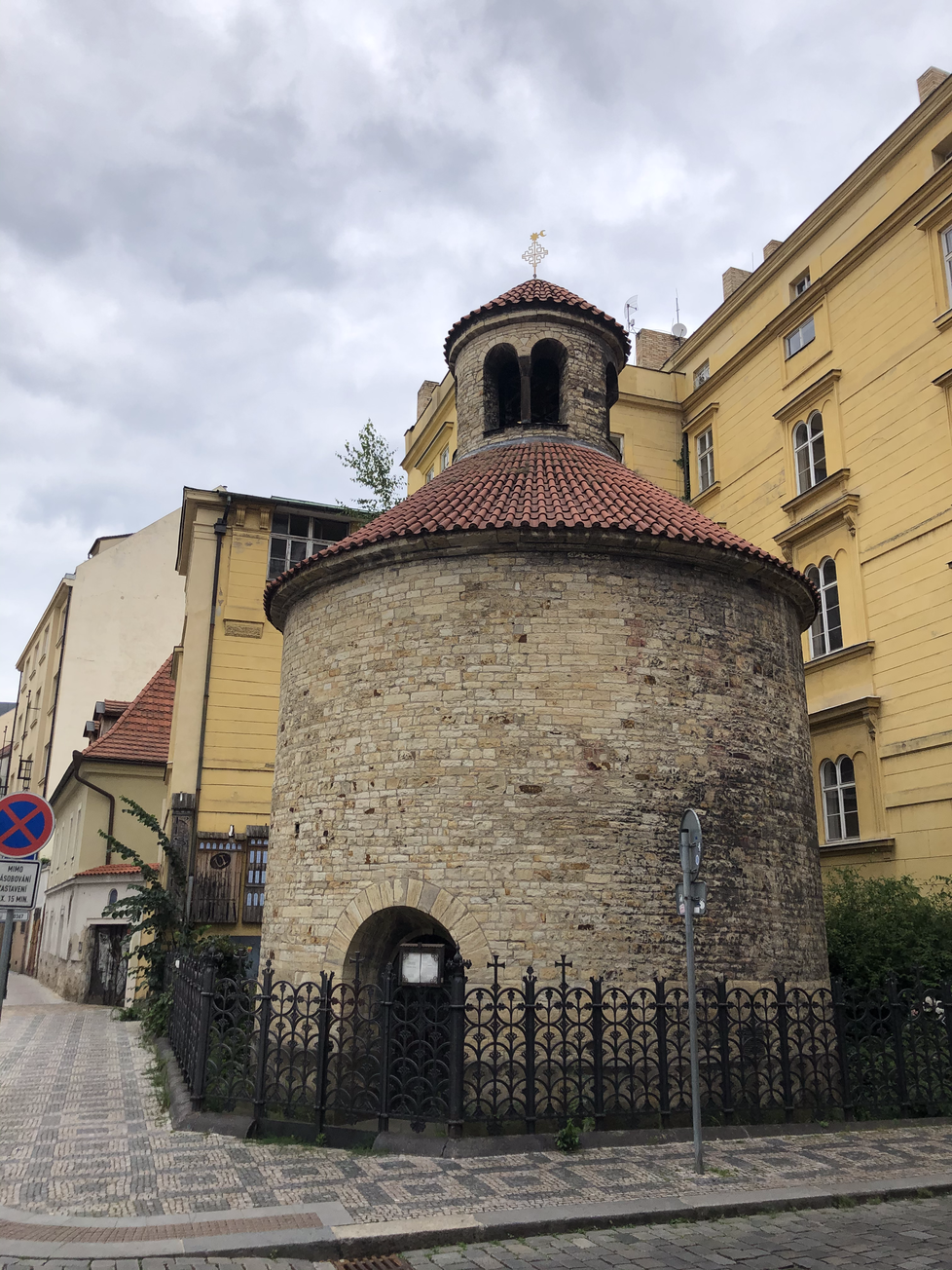 Na střeše rotundy roste strom a mech