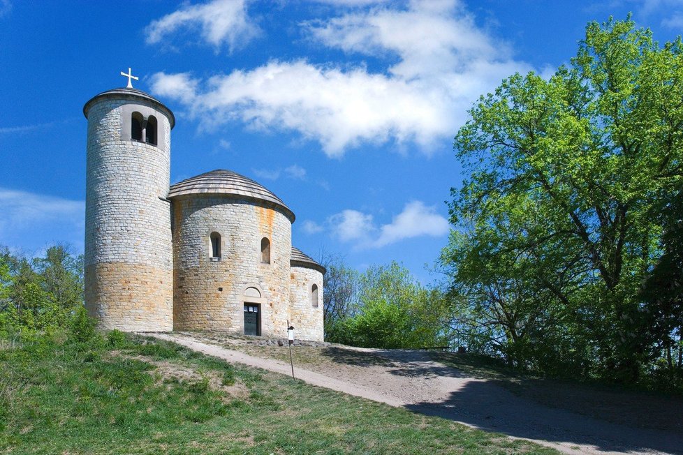 Rotunda svatého Jiří a svatého Vojtěcha na hoře Říp.