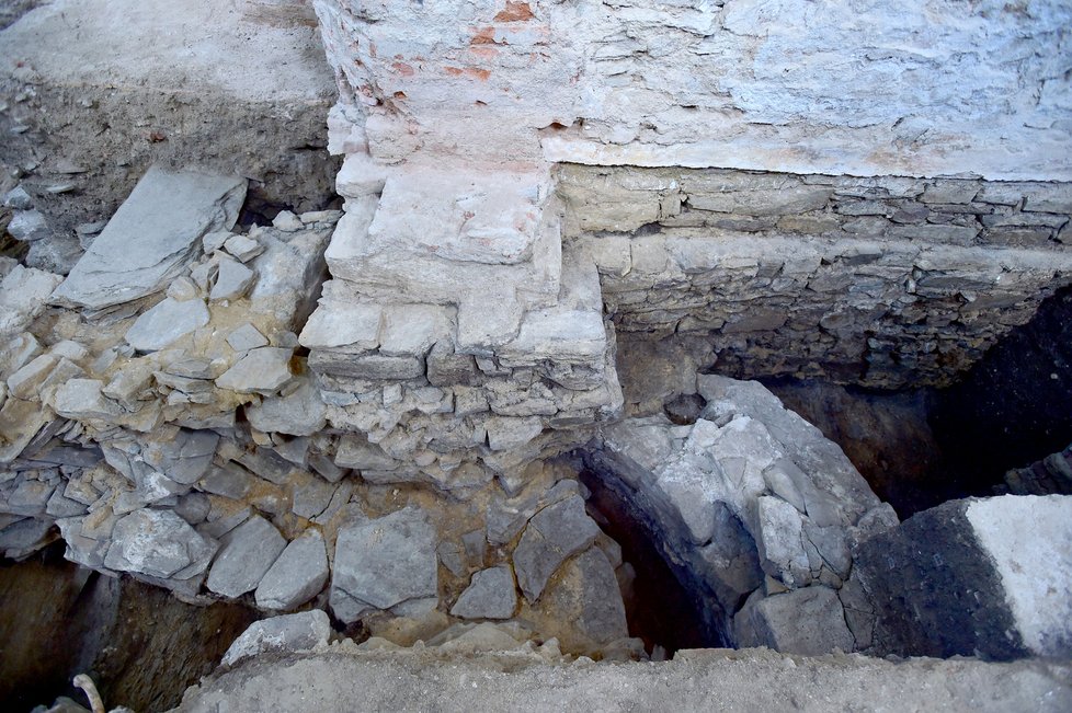 Archeologové našli při průzkumu podlahy kostela sv. Hippolyta ve znojemském Hradišti základy obrovské rotudny patrně z 11. století.
