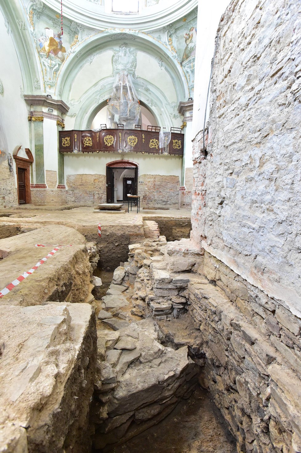 Archeologové našli při průzkumu podlahy kostela sv. Hippolyta ve znojemském Hradišti základy obrovské rotudny patrně z 11. století.