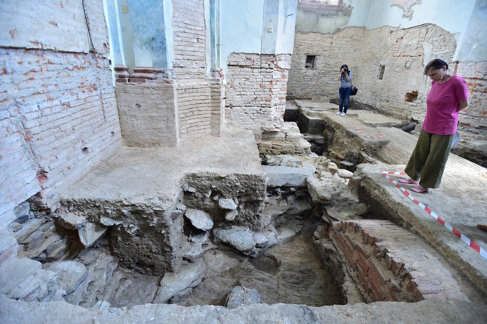 Archeologové našli při průzkumu podlahy kostela sv. Hippolyta ve znojemském Hradišti základy obrovské rotudny patrně z 11. století.