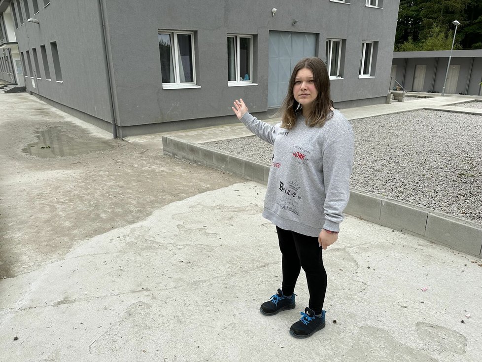 Koordinátorka Anastasiia Zubko u ubytovny, kde pokousaná holčička s maminkou žije.