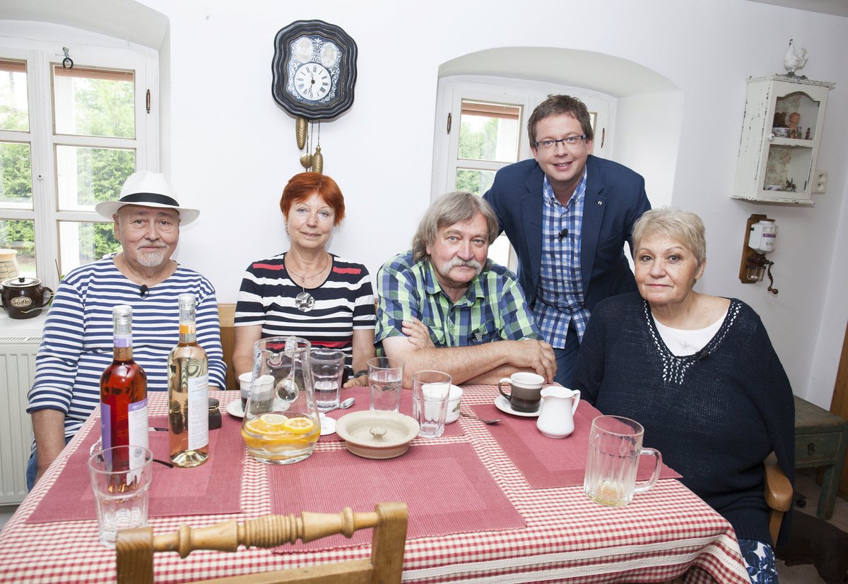 Drahuška na natáčení schovávala zlomeninu pod svetrem.