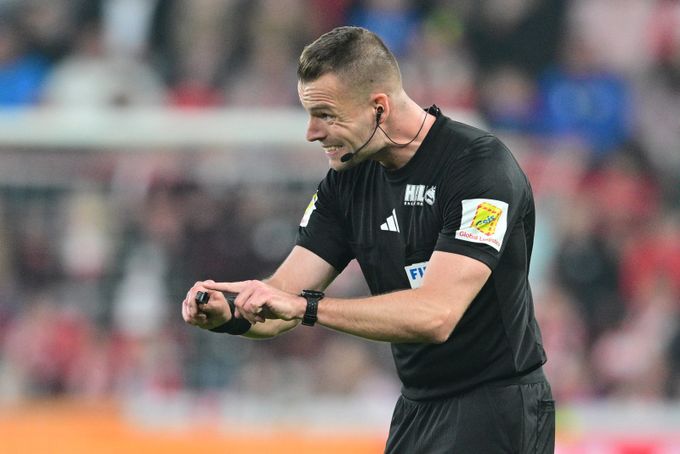Bitvu o ligu Dukly s Baníkem píská Rouček. Ten, co řídil derby „S“, u videa sedí Radina Bitvu o ligu Dukly s Baníkem píská Rouček. Ten, co řídil derby „S“, u videa sedí Radina