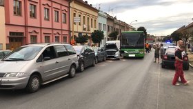 Nehoda v Roudnici: Srážka autobusu a šesti osobáků