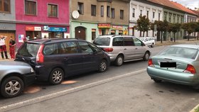 Nehoda v Roudnici: Srážka autobusu a šesti osobáků