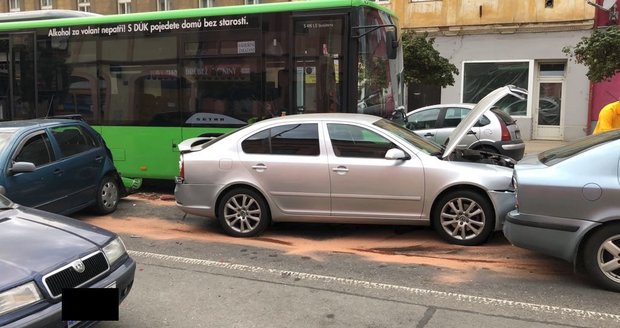 Autobus se srazil se šesti auty. V Roudnici se tvoří velké kolony