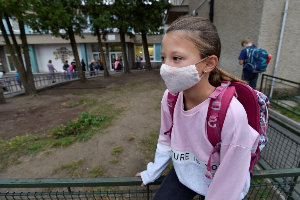 Od 18. 9. museli žáci nasadit roušky i ve třídách. Výjimku mají pouze mladší děti z prvního stupně. Ti nosí roušku jen ve společných prostorech