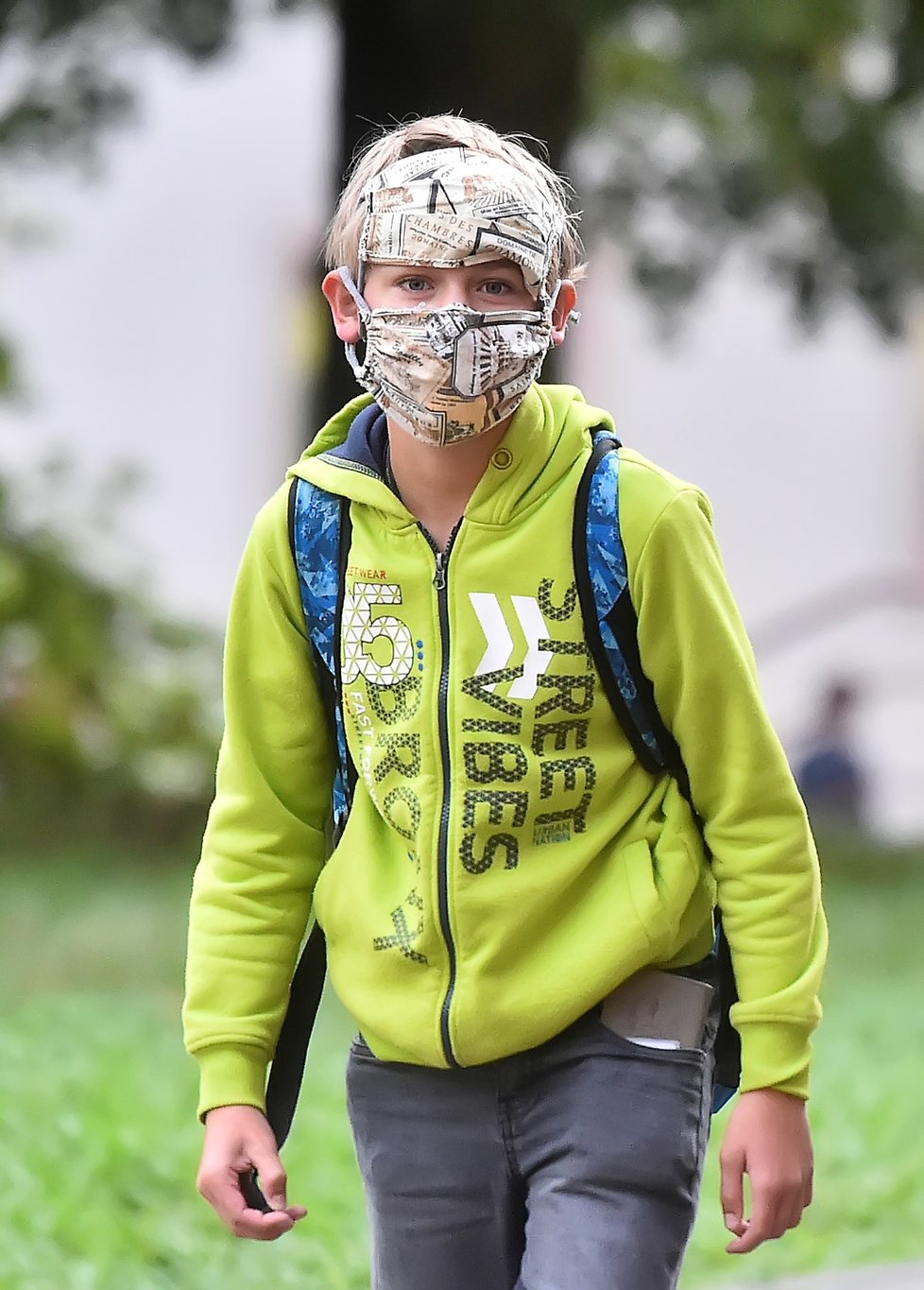 Od 18. 9. museli žáci nasadit roušky i ve třídách. Výjimku mají pouze mladší děti z prvního stupně. Ti nosí roušku jen ve společných prostorech