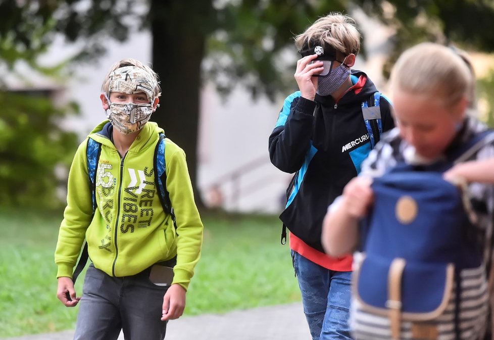 Od 18. 9. museli žáci nasadit roušky i ve třídách. Výjimku mají pouze mladší děti z prvního stupně. Ti nosí roušku jen ve společných prostorech