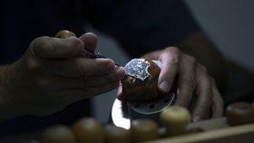 Izraelský klenotník vyrábí roušku, která vyjde na 33 milionů korun.