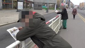 VIDEO: „Zavolám fotrovi na ministerstvo!“ hrozil muž bez roušky strážníkům. Byl celostátně hledaný