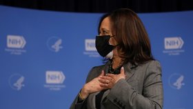 Viceprezidentka Kamala Harris nosí přes respirátor roušku